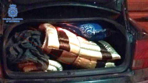 Imagen facilitada por la Policía del maletero del coche en el que iban escondidos dos jóvenes migrantes. Imagen facilitada por la Policía del maletero del coche en el que iban escondidos dos jóvenes migrantes.