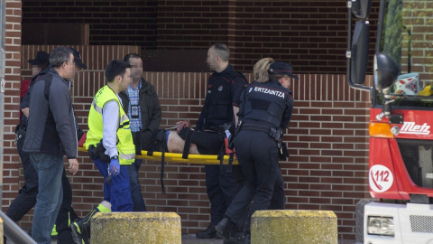 Sanitarios y agentes de la Ertzaintza trasladan al presunto asesino de una madre y su hija en Vitoria. EFE Sanitarios y agentes de la Ertzaintza trasladan al presunto asesino de una madre y su hija en Vitoria. EFE