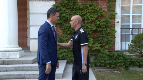 Así fue el frío e incómodo saludo entre Sánchez y Rubiales Así fue el frío e incómodo saludo entre Sánchez y Rubiales