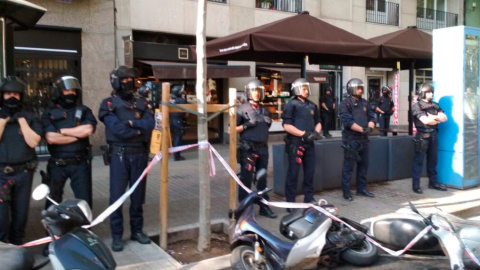 Dispositivo de los Mossos d'Esquadra para desahuciar a una mujer y dos menores en Barcelona.- SINDICAT DE BARRI POBLE SEC Dispositivo de los Mossos d'Esquadra para desahuciar a una mujer y dos menores en Barcelona.- SINDICAT DE BARRI POBLE SEC