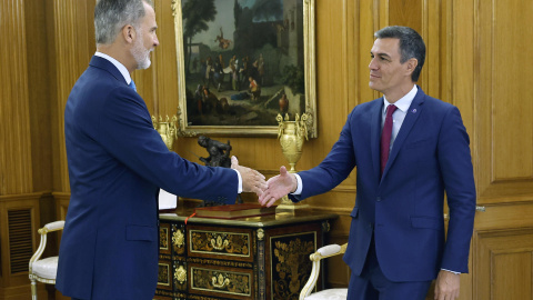El rey Felipe VI (i) recibe al presidente del Gobierno en funciones y líder del PSOE, Pedro Sánchez (d), El rey Felipe VI (i) recibe al presidente del Gobierno en funciones y líder del PSOE, Pedro Sánchez (d),