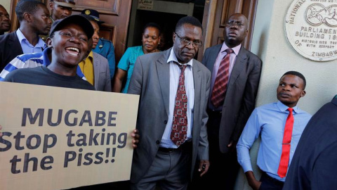 Manifestantes protestan mientras los diputados asisten a la sesión parlamentaria en Harare. | KIM LUDBROOK (EFE) Manifestantes protestan mientras los diputados asisten a la sesión parlamentaria en Harare. | KIM LUDBROOK (EFE)
