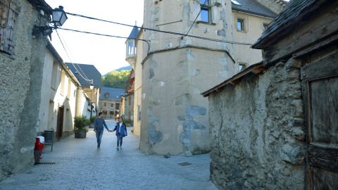 Una pareja pasea por las calles de Viella, en el Valle de Arán. REUTERS/Vincent West Una pareja pasea por las calles de Viella, en el Valle de Arán. REUTERS/Vincent West