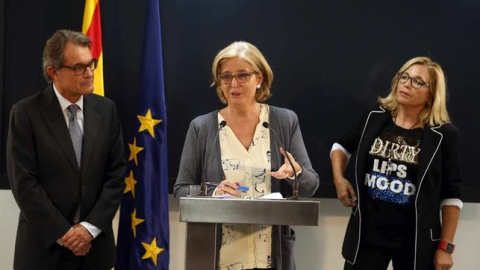 El expresidente de la Generalitat, Artur Mas, junto a las exconsellers Irene Rigau y Joana Ortega. /EFE El expresidente de la Generalitat, Artur Mas, junto a las exconsellers Irene Rigau y Joana Ortega. /EFE