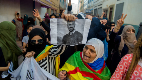 Manifestantes del movimiento social del Rif Hirak se manifiestan contra el Gobierno marroquí y por la liberación del líder de las protestas, a Nasser Zefzafi, en la ciudad de Imouzren el pasado junio.- FADEL SENNA / AFP Manifestantes del movimiento social del Rif Hirak se manifiestan contra el Gobierno marroquí y por la liberación del líder de las protestas, a Nasser Zefzafi, en la ciudad de Imouzren el pasado junio.- FADEL SENNA / AFP