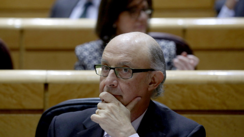 El ministro de Hacienda, Cristóbal Montoro, en el pleno en el Senado. EFE/Kiko Huesca El ministro de Hacienda, Cristóbal Montoro, en el pleno en el Senado. EFE/Kiko Huesca