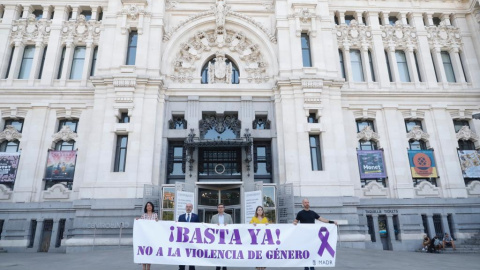 Los grupos municipales, salvo Vox, participan en el minuto de silencio por el asesinato de una vecina de Moratalaz, a 22 de agosto de 2023 Los grupos municipales, salvo Vox, participan en el minuto de silencio por el asesinato de una vecina de Moratalaz, a 22 de agosto de 2023