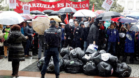 Concentración de los sindicatos y trabajadores ante el Teatro Real para protestar por el proyecto de la fusión con el Teatro de la Zarzuela.-EFE Concentración de los sindicatos y trabajadores ante el Teatro Real para protestar por el proyecto de la fusión con el Teatro de la Zarzuela.-EFE