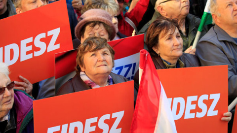 Simpatizantes de Viktor Orban, en Szekesfehervar. / BERNADETT SZABO (EFE) Simpatizantes de Viktor Orban, en Szekesfehervar. / BERNADETT SZABO (EFE)