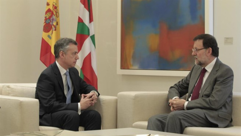 El lehendakari Íñigo Urkullu con el presidente del Gobierno, Mariano Rajoy, en una reunión en el Palacio de la Moncloa. E.P.