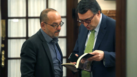 El diputado del PdeCat, Carles Campuzano, conversa con el portavoz del PNV, Aitor Esteban, en el pasillo del Congreso de los Diputados. EFE/JAVIER LIZÓN
