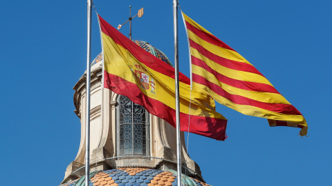Las banderas de España y de Catalunya siguen ondeando en el Palau de la Generalitat donde este viernes el Parlament proclamó la Declaración Unilateral de Independencia. REUTERS/Yves Herman