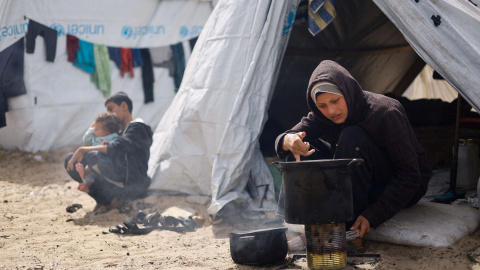 Familias palestinas en un campo de refugiados en Rafah. Familias palestinas en un campo de refugiados en Rafah.