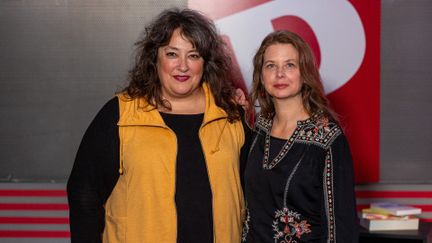 Almudena Carracedo y Virginia Pérez Alonso, en el plató de 'Público' Almudena Carracedo y Virginia Pérez Alonso, en el plató de 'Público'