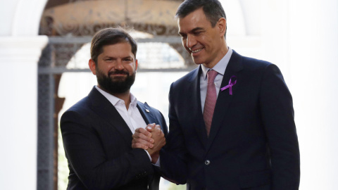 El presidente de Chile, Gabriel Boric (i), posa junto al presidente del Gobierno de España, Pedro Sánchez, durante una visita oficial de Sánchez a Chile. El presidente de Chile, Gabriel Boric (i), posa junto al presidente del Gobierno de España, Pedro Sánchez, durante una visita oficial de Sánchez a Chile.