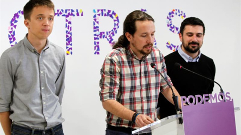 El líder de Podemos, Pablo Iglesias (c), en rueda de prensa ha anunciado hoy que ha logrado que el diputado Íñigo Errejón (i) y el secretario general de la formación en Madrid, Ramón Espinar (d), lleguen a un acuerdo para la candidatura que presenta El líder de Podemos, Pablo Iglesias (c), en rueda de prensa ha anunciado hoy que ha logrado que el diputado Íñigo Errejón (i) y el secretario general de la formación en Madrid, Ramón Espinar (d), lleguen a un acuerdo para la candidatura que presenta