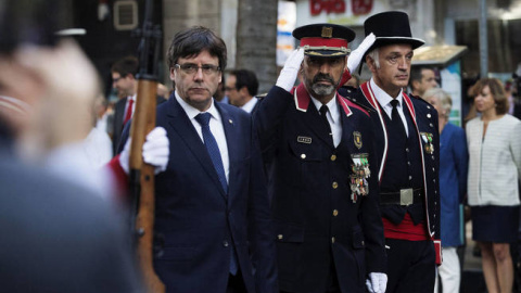 El presidente de la Generalitat de Catalunya cesado, Carles Puigdemont, junto a Josep Lluís Trapero, major de los Mossos, también cesado. EFE/Archivo El presidente de la Generalitat de Catalunya cesado, Carles Puigdemont, junto a Josep Lluís Trapero, major de los Mossos, también cesado. EFE/Archivo