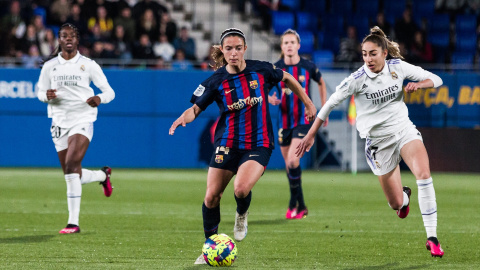 Aitana Bonmatí conduce el balón en un partido de liga contra el Real Madrid. Aitana Bonmatí conduce el balón en un partido de liga contra el Real Madrid.