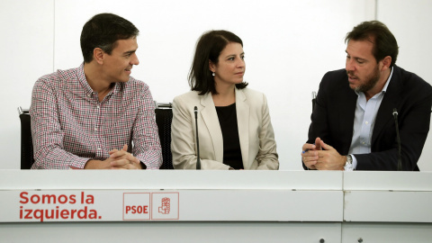 El secretario general del PSOE, Pedro Sánchez, la secretaria de Política Municipal, Adriana Lastra y el portavoz de la Ejecutiva, Óscar Puente, durante la reunión de la Ejecutiva de la formación, en Ferraz, la primera tras haber puesto en marcha el a El secretario general del PSOE, Pedro Sánchez, la secretaria de Política Municipal, Adriana Lastra y el portavoz de la Ejecutiva, Óscar Puente, durante la reunión de la Ejecutiva de la formación, en Ferraz, la primera tras haber puesto en marcha el a