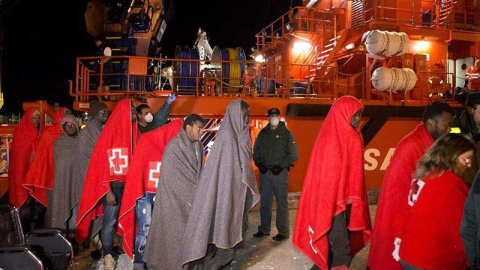 Un grupo de inmigrantes son atendidos por miembros de la Cruz Roja en el puerto de Motril. | MIQUEL PAQUET (EFE) Un grupo de inmigrantes son atendidos por miembros de la Cruz Roja en el puerto de Motril. | MIQUEL PAQUET (EFE)