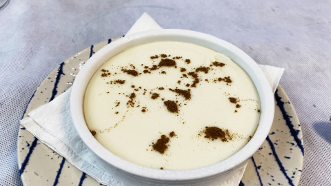 Plat de menjablanc en un restaurant