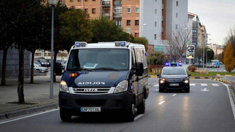 El coche y el furgón de la Policía que conduce a la manada al Palacio de Justica de Navarra. | EFE El coche y el furgón de la Policía que conduce a la manada al Palacio de Justica de Navarra. | EFE