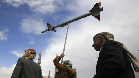 Un simpatizante hutí sostiene un misil simulado durante una protesta contra Estados Unidos e Israel y en apoyo a los palestinos, en Saná (Yemen) el 8 de marzo de 2024.