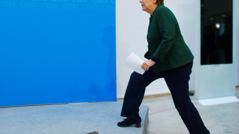 La canciller alemana en funciones Angela Merkel a su llegada a la rueda de prensa que ha ofrecido tras la reunión de su partido, la CDU, en Berlin. REUTERS/Hannibal Hanschke La canciller alemana en funciones Angela Merkel a su llegada a la rueda de prensa que ha ofrecido tras la reunión de su partido, la CDU, en Berlin. REUTERS/Hannibal Hanschke