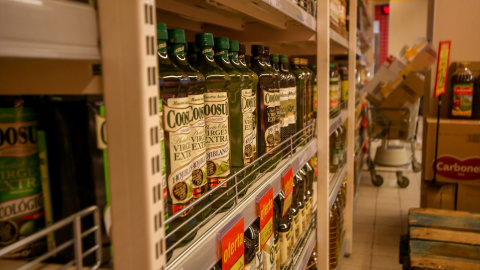 Sección del aceite de oliva en un supermercado en una foto de archivo Sección del aceite de oliva en un supermercado en una foto de archivo