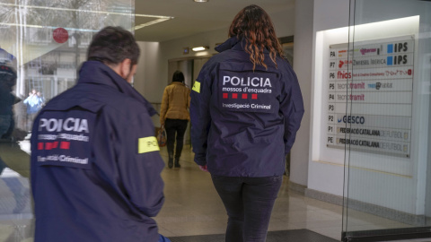 Imagen de dos agentes de Mossos d'Esquadra. Fotografía de archivo Imagen de dos agentes de Mossos d'Esquadra. Fotografía de archivo