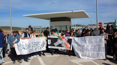 Cerca de medio centenar de personas se concentraron el domingo a las puertas de la cárcel de Archidona (Málaga) para exigir el cumplimiento de la ley y mostrar su rechazo a la decisión del Gobierno de ingresarlos en un centro penitenciario.- EFE/Carlos Cerca de medio centenar de personas se concentraron el domingo a las puertas de la cárcel de Archidona (Málaga) para exigir el cumplimiento de la ley y mostrar su rechazo a la decisión del Gobierno de ingresarlos en un centro penitenciario.- EFE/Carlos