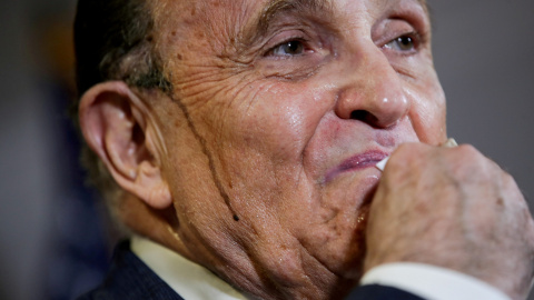 (19/11/2020). Imagen de archivo del exalcalde de Nueva York Rudy Giuliani durante la rueda de prensa en la que duda de la validez de los resultados presidenciales de EEUU. - Reuters (19/11/2020). Imagen de archivo del exalcalde de Nueva York Rudy Giuliani durante la rueda de prensa en la que duda de la validez de los resultados presidenciales de EEUU. - Reuters