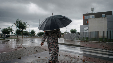 Una mujer camina bajo la lluvia, a 2 de septiembre de 2023, en Castellón, Comunidad Valenciana (España). Una mujer camina bajo la lluvia, a 2 de septiembre de 2023, en Castellón, Comunidad Valenciana (España).