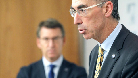 El conselleiro de Sanidad, Manuel Vázquez Almunia (en primer plano), y el presidente de la Xunta, Alberto Núñez Feijóo (al fondo), en un rueda de prensa en Santiago de Compostela. EFE/Lavandeira JR El conselleiro de Sanidad, Manuel Vázquez Almunia (en primer plano), y el presidente de la Xunta, Alberto Núñez Feijóo (al fondo), en un rueda de prensa en Santiago de Compostela. EFE/Lavandeira JR