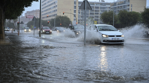 Varios vehículos circulan bajo la lluvia por Castelló de la Plana, donde se esperan lluvias y tormentas. Varios vehículos circulan bajo la lluvia por Castelló de la Plana, donde se esperan lluvias y tormentas.