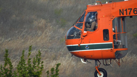 Un helicóptero de extinción de incendios recoge agua cerca del incendio forestal en Evros, Grecia, a 1 de septiembre de 2023. Un helicóptero de extinción de incendios recoge agua cerca del incendio forestal en Evros, Grecia, a 1 de septiembre de 2023.