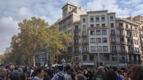 Manifestants tallen la Gran Via de Barcelona aquest divendres, en protesta per l'empresonament de vuit consellers. Unis x la República Manifestants tallen la Gran Via de Barcelona aquest divendres, en protesta per l'empresonament de vuit consellers. Unis x la República