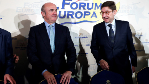El ministro de Economía, Luis de Guindos, junto al presidente de Bankia, José Ignacio Goirigolzarri, al inicio del desayuno informativo del Fórum Europa. EFE/ Chema Moya El ministro de Economía, Luis de Guindos, junto al presidente de Bankia, José Ignacio Goirigolzarri, al inicio del desayuno informativo del Fórum Europa. EFE/ Chema Moya