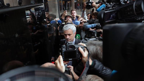 El exentrenador del Real Madrid Jose Mourinho, a su llegada hoy al Juzgado de Instrucción número 4 de Pozuelo de Alarcón (Madrid), donde está citado a declarar como investigado por la denuncia presentada por la Fiscalía, en la que le acusa de defraud El exentrenador del Real Madrid Jose Mourinho, a su llegada hoy al Juzgado de Instrucción número 4 de Pozuelo de Alarcón (Madrid), donde está citado a declarar como investigado por la denuncia presentada por la Fiscalía, en la que le acusa de defraud