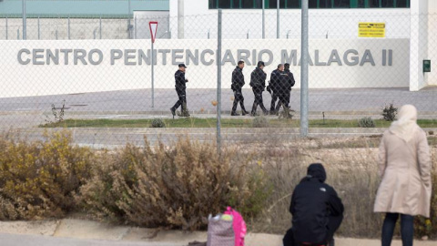 Un grupo de agentes de la Policía Nacional pasean por los alrededores del centro penitenciario Málaga II en Archidona (Málaga).- EFE Un grupo de agentes de la Policía Nacional pasean por los alrededores del centro penitenciario Málaga II en Archidona (Málaga).- EFE