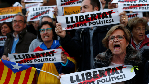 Manifestación en Barcelona reclamando la puesta en libertad de los líderes de ANC y Omnium Cultural y de los miembros cesados del Govern en prisión.. REUTERS/Javier Barbancho Manifestación en Barcelona reclamando la puesta en libertad de los líderes de ANC y Omnium Cultural y de los miembros cesados del Govern en prisión.. REUTERS/Javier Barbancho