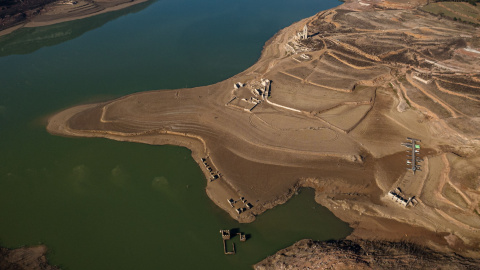 Vista panoràmica del poble vell de Sant Romà de Sau i de l'embarcador de la zona recreativa del pantà de Sau Vista panoràmica del poble vell de Sant Romà de Sau i de l'embarcador de la zona recreativa del pantà de Sau