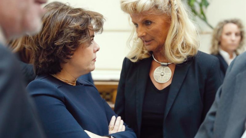 Soraya Sáenz de Santamaría e Isabel Tocino. / EFE Soraya Sáenz de Santamaría e Isabel Tocino. / EFE