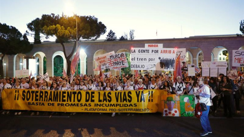 Miles de personas se manifestaron en Madrid para reivindicar el soterramiento de las vías férreas del tren AVE en Murcia capital. - EFE Miles de personas se manifestaron en Madrid para reivindicar el soterramiento de las vías férreas del tren AVE en Murcia capital. - EFE