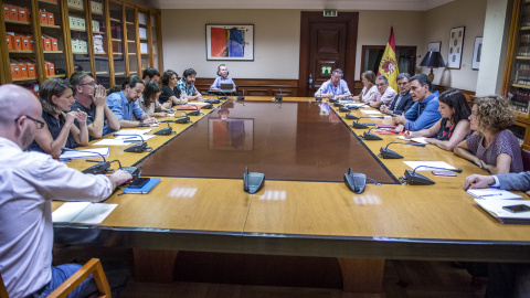 Las delegaciones de Unidos Podemos y del PSOE, en un encuentro el pasado verano.