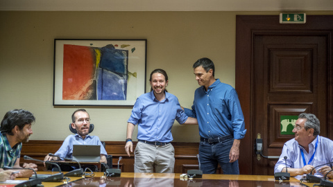 Los líderes de Podemos y del PSOE, Pablo Iglesias y Pedro Sánchez, ´respectivamente, en una reunión de delegaciones de ambas formaciones antes del verano en el Congreso de los Diputados.