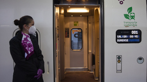 Foto de archivo de un tren AVE con destino a Ourense, en la estación madrileña de Chamartín. Foto de archivo de un tren AVE con destino a Ourense, en la estación madrileña de Chamartín.