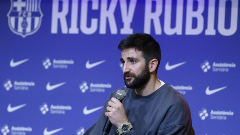 Ricky Rubio: "He estado en la oscuridad, pero trabajando y con ayuda se sale" El base internacional español Ricky Rubio durante su presentación como nuevo jugador del Barça.- EFE