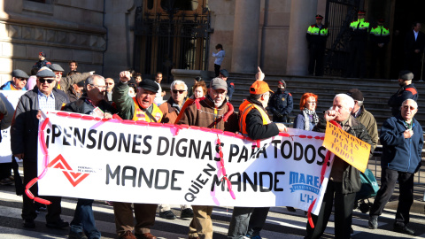 Manifestants de la Marea Pensionista de l'Hospitalet de Llobregat, davant la seu del Tribunal Superior de Justícia de Catalunya. / Begoña Fuentes Manifestants de la Marea Pensionista de l'Hospitalet de Llobregat, davant la seu del Tribunal Superior de Justícia de Catalunya. / Begoña Fuentes