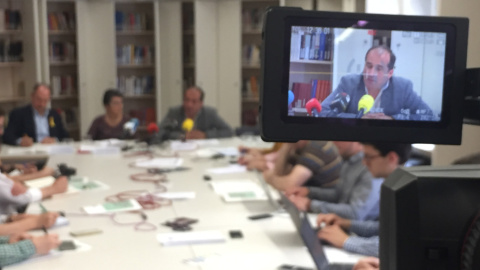 Un moment de la presentació de l'estudi 'El model basc de desarmament', a càrrec d'Agus Hernan i Teresa Toda, aquest dimarts a Barcelona. | Jordi Sans.